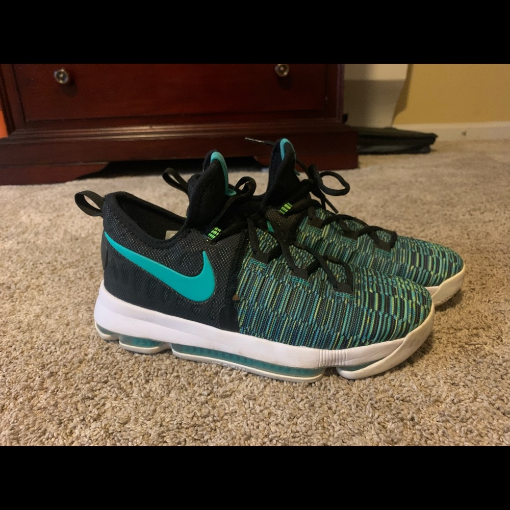 Youth boys size 7 Nike KDs